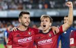 Efusivo Pablo Ibáñez, con el puño cerrado, para celebrar la victoria de anoche en Mestalla. David García sonríe a su derecha