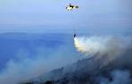 Un helicóptero, durante las tareas de extinción de los incendios en Evros