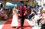 Una pareja de novios fue la encargada de cerrar el desfile en el que participaron 37 vecinos