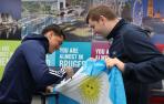 Un aficionado saluda al Chimy Ávila en su llegada a Bélgica