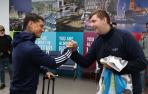 Chimy Ávila junto al aficionado en el aeropuerto de Ostende-Brujas