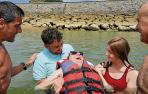 Momento en el que el deseo de Javier se hizo realidad. Tras 15 años, volvió a bañarse en el mar en la playa de Getaria