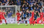 Decepción en los jugadores de Osasuna tras el segundo gol del Brujas
