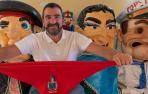 Ángel Moleón, alcalde de Arróniz, con los cabezudos de la localidad