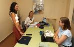 Laura Valverde junto con dos de sus compañeras en la residencia Nuestra Señora del Huerto.