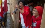 Laura Echeverría en su discurso del cohete junto a su hijo.
