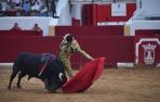 Valentín Hoyos torea en Peralta