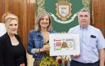 Momento de la presentación del cupón conmemorativo