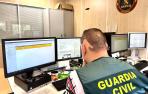 Un agente de la Guardia Civil, durante una investigación