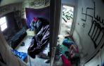 Así se encontraba  horas antes del derribo la nave abandonada en Pamplona, con Bendjelloul, de 30 años, en el centro, y otras tres personas en la habitación de al lado