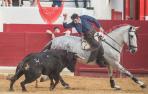Roberto Armendáriz estuvo incómodo con el toro Gorrilla-3, al que acusó de estar reparado de la vista durante el tercio de banderillas