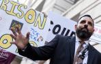 Nayib Hassan, abogado del líder de Proud Boys, Enrique Tarrio, habla con los periodistas