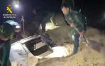 Momento de la recuperación del coche arrastrado por la corriente