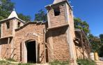 Exterior de la iglesia que se está arreglando la aldea hondureña