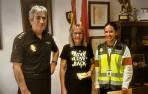 Entrega de dinero de la Policía Nacional a una vecina pamplonesa del barrio de la Milagrosa