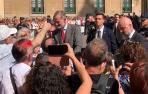 Vídeo: el rey Felipe VI se ha acercado a saludar y charlar con las personas que le aplaudían y vitoreaban en su visita a Pamplona