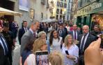 Vídeo de los reyes Felipe y Letizia saludando y haciéndose fotos con la gente en la puerta del palacio del Condestable