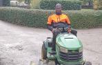 Thierno Madjou Diallo, en su trabajo como jardinero