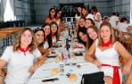 Mujeres de Fontellas en torno a la mesa, en su día festivo