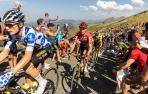 Sepp Kuus sigue la rueda de Jonas Vingegaard entre un pasillo de aficionados ayer por la tarde en la última fase de la ascensión a Larrau