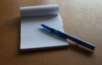 Imagen de archivo de una libreta y un bolígrafo