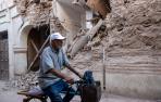 Un hombre circula en bici por las calles de Marrakech
