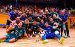 Los jugadores y la plantilla de Osasuna Magna celebra su sexta Copa Navarra que lograron este sábado en el Ciudad de Tudela.