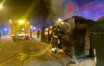 Imagen de u bomberos sofocando uno de los fuegos en un contenedor de residuos