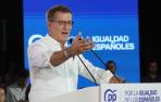 El presidente del PP, Alberto Núñez Feijoo durante su intervención esta mañana en el acto 'Por la igualdad de los españoles' que se ha celebrado en el Multiusos de Sar en Santiago de Compostela
