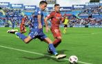 Mason Greenwood intenta un centro al área de Osasuna en presencia de Arnaiz
