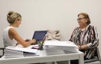 La venezolana Sor Cecilia Carías Castellano con la psicóloga Cristina Pla, durante el desarrollo de la prueba en el centro Bidealde