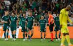 Futbolistas de Panathinaikos celebran uno de los goles contra el Villarreal