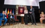 De izda. a dcha., Alejandro Toquero, Unai Hualde, María Chivite, Javier Casado (director de la Fundación +34) y Ana Ollo, en la entrega del premio