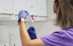 Una enfermera prepara una dosis de vacunación.