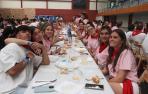 Asistentes a la comida que tuvo lugar en el polideportivo