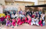 Usuarios y trabajadores de la residencia Fundación Carmen Bellido, que serán hoy los protagonistas del comiendo de las fiestas de la localidad ribera de Cortes