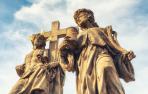 El santoral del 26 de septiembre recuerda a San Cosme y San Damián. En la imagen, detalle de la estatua del Santo Salvador con San Cosme y San Damián en el puente de Carlos de Praga