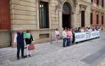 Los parlamentarios de Vox Navarra separados durante la protesta