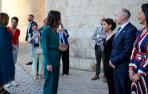 La ministra de Igualdad en funciones, Irene Montero (c) saluda a la presidenta de las Cortes de Aragón, Marta Fernández (3d)