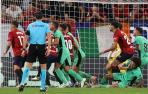 Witsel se lanza al suelo tras un leve toque de Aimar en la acción donde David García marcó el empate