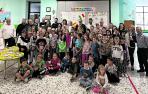 La delegación de Petilla, con los niños del colegio de Corteno Golgi.