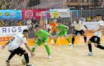 Claudino, del ATP Iluminación Ribera Navarra, trata de regatear al visitante Muñoz, del Real Betis, ante la mirada de sus compañeros.