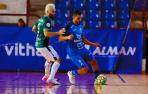 DUELO DE EXCOMPAÑEROS. Dani Saldise, de Osasuna Magna, presiona la salida de balón de Rafa Usín, ahora en el Alzira.