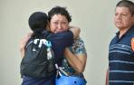 Familiares de las victimas del incendio en los alrededores de la sala Teatre en la zona de ocio de Las Atalayas