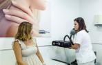 Arantxa Rodríguez, enfermera del servicio de dermatología del IVO (Instituto Valenciano de Oncología) manipulando el robot