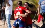 Carmen y Aitana celebran el primer gol del partido