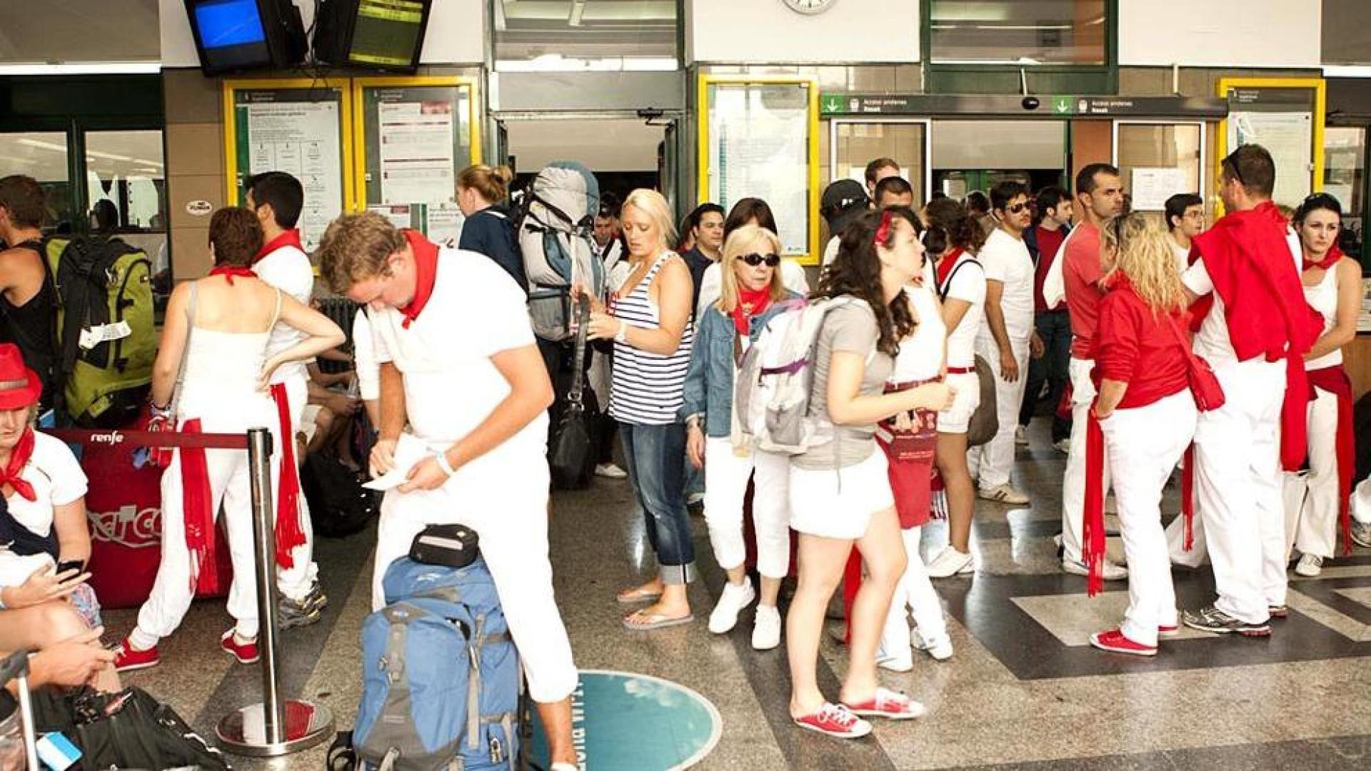 Llegada de turistas el sábado de Sanfermines 2011 a la estación de Renfe de Pamplona.