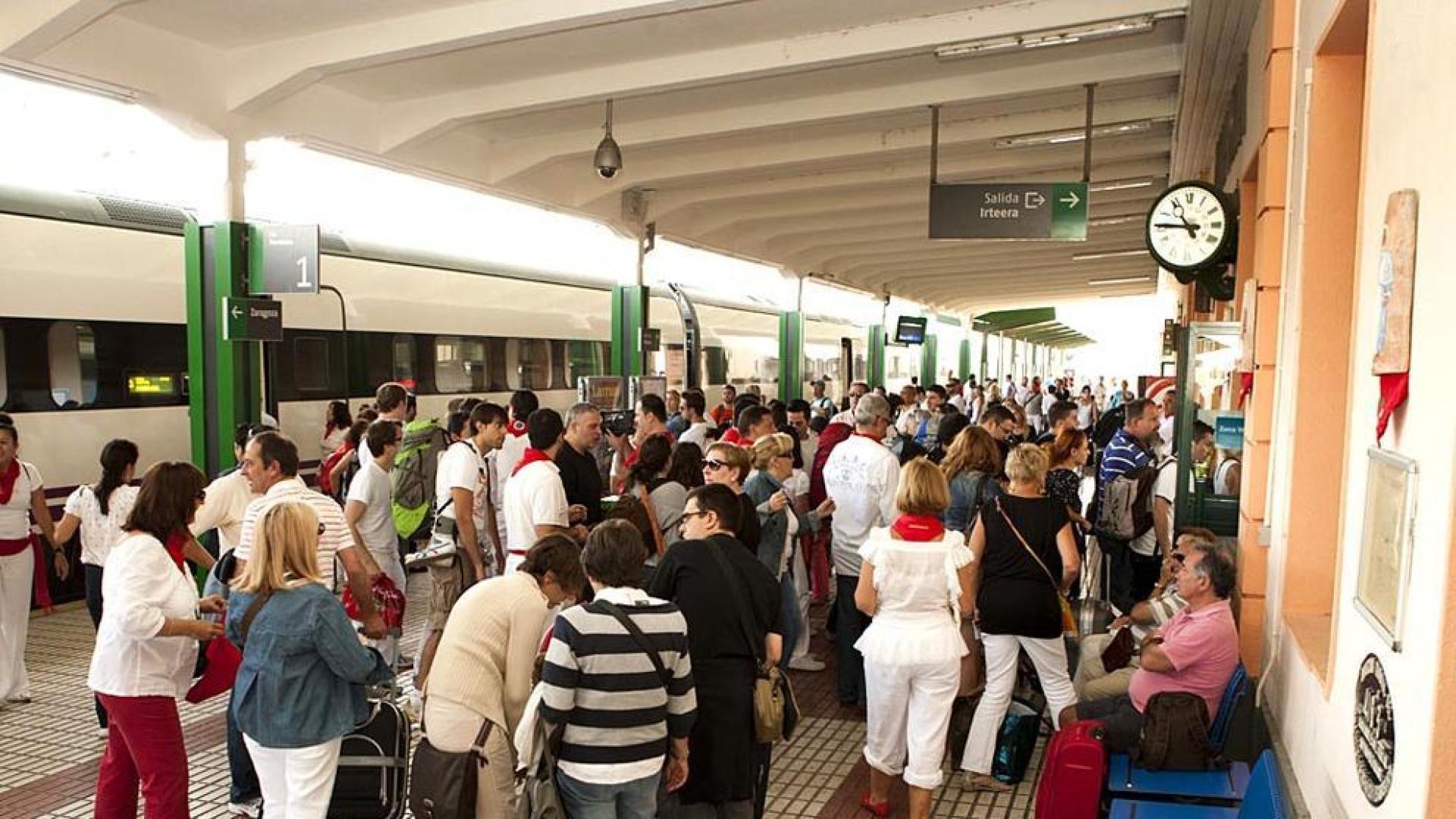 Llegada de turistas el sábado de Sanfermines 2011 a la estación de Renfe de Pamplona.