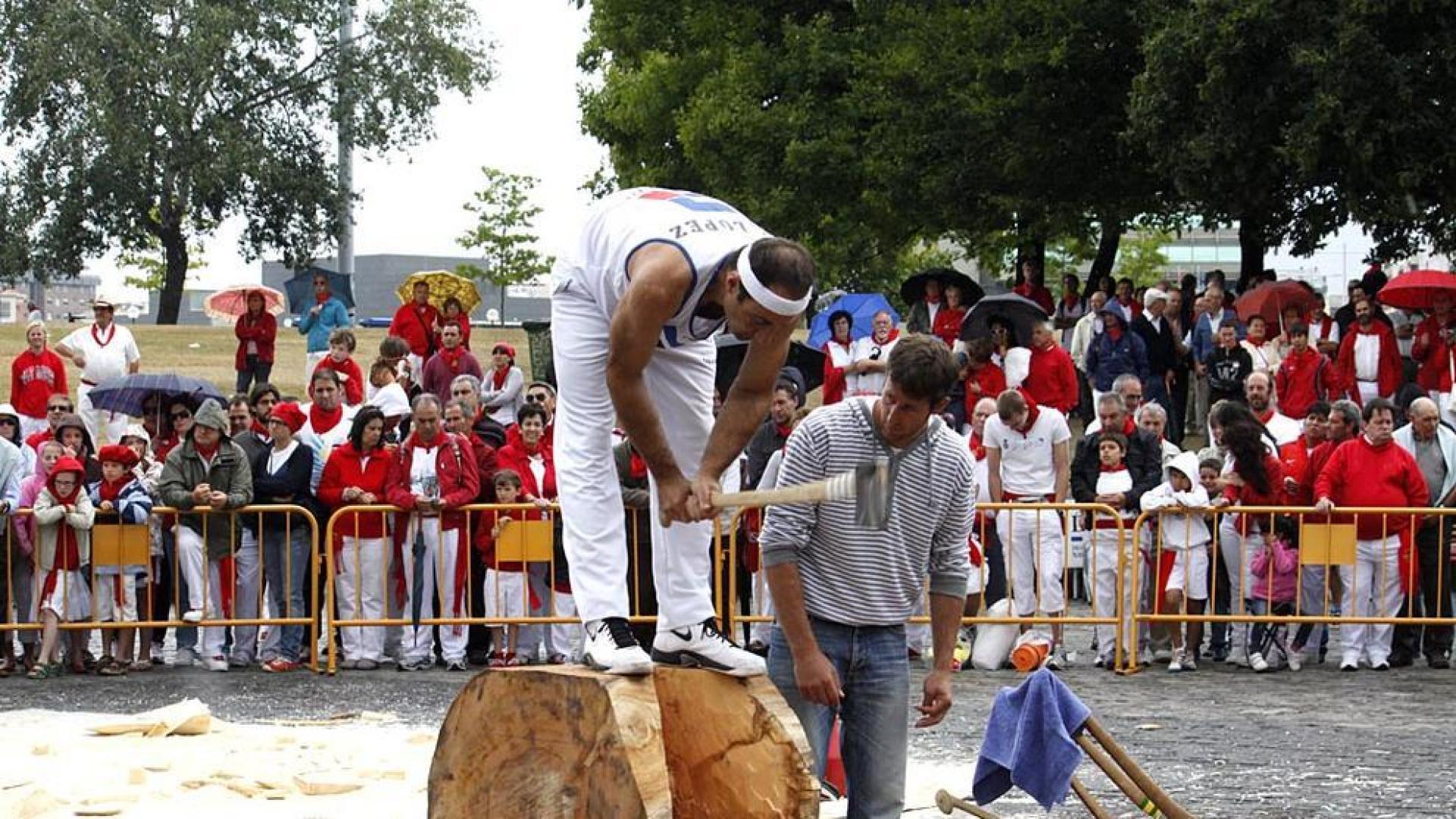 Exhibición de deporte rural en San Fermín el día 13 de julio en la Plaza de los Fueros.