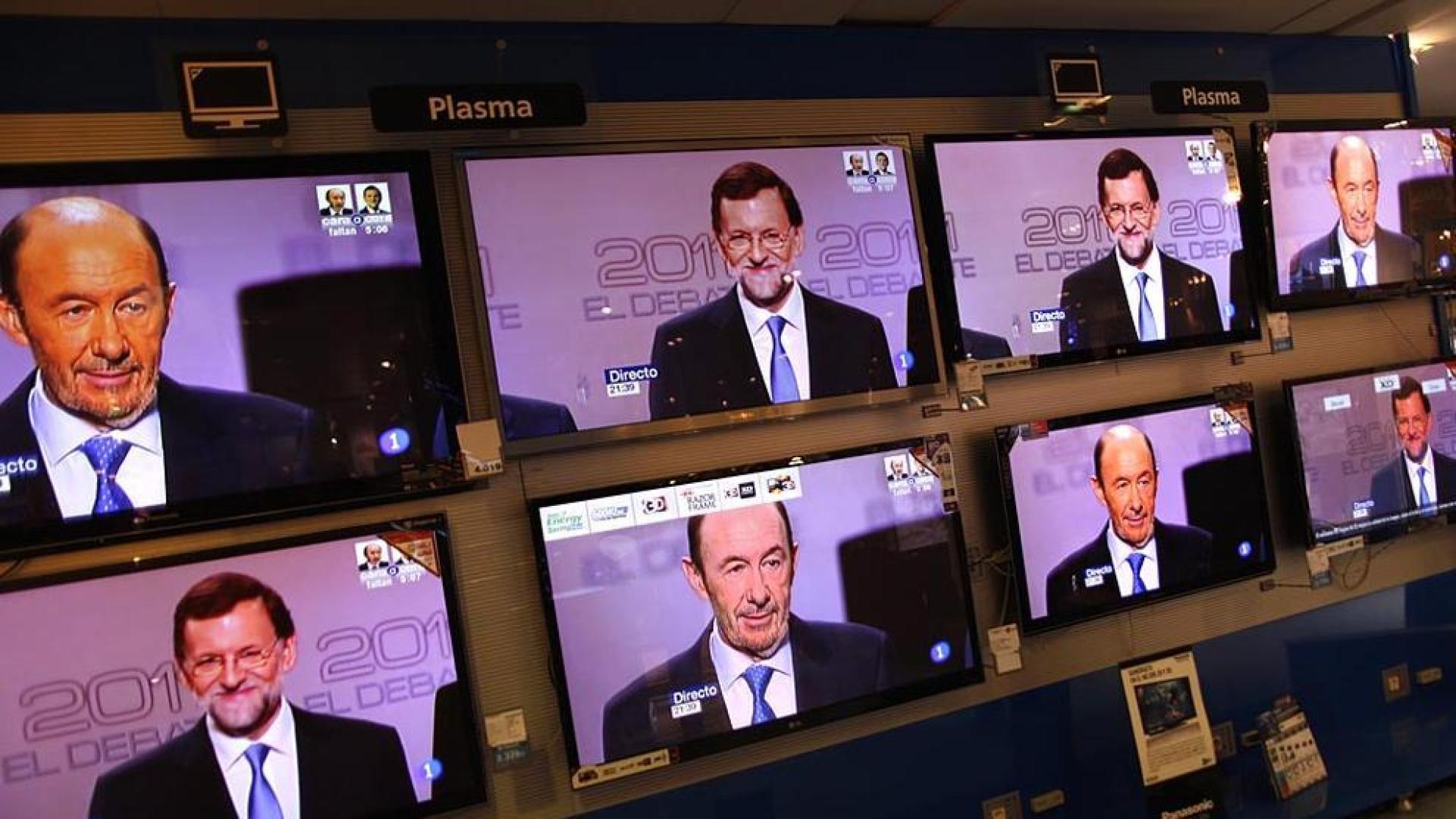 Rajoy y Rubalcaba se enfrentan en el debate televisado por la Academia de televisión, en el Palacio de Congresos.